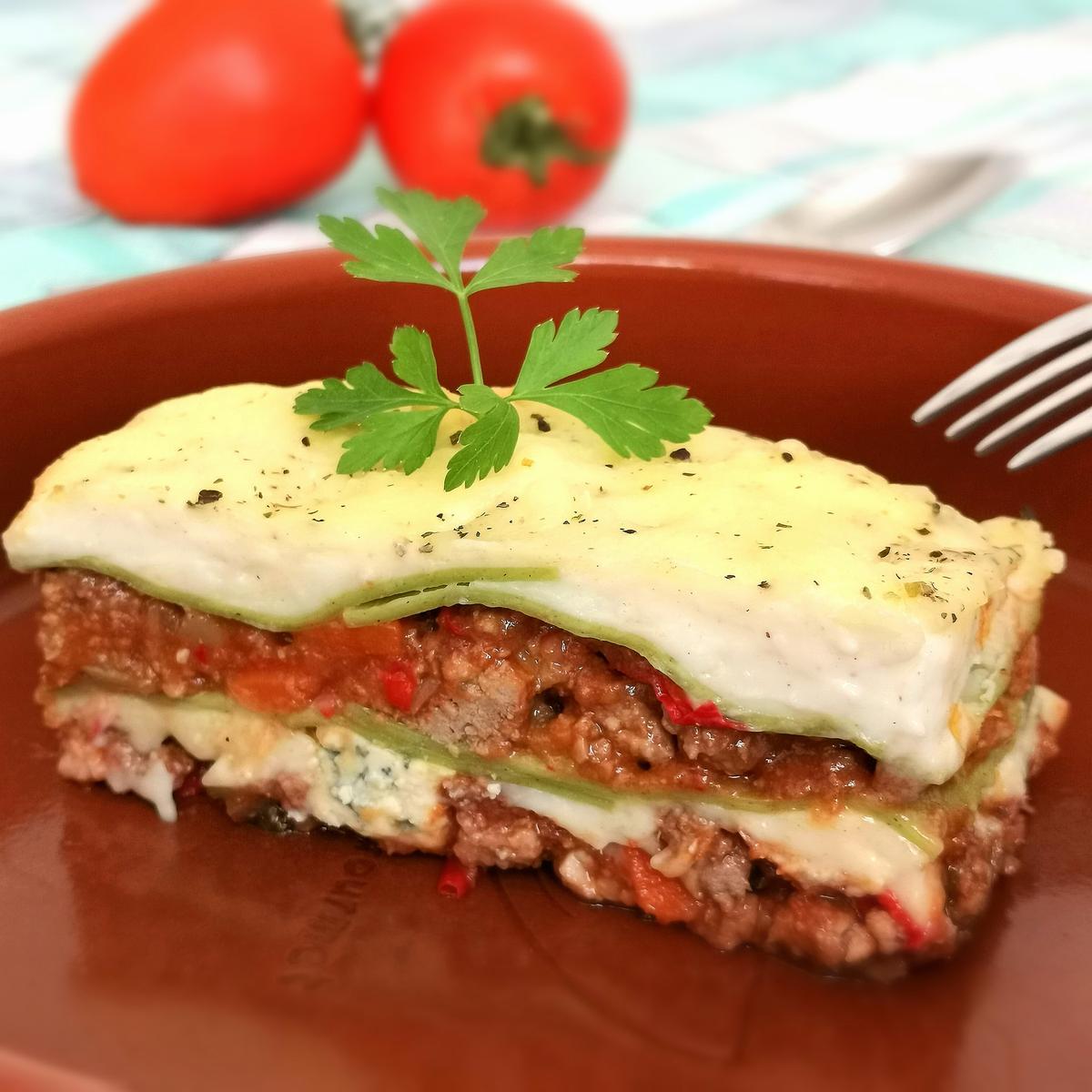 Lasaña boloñesa con calabacín y champiñones primer plano