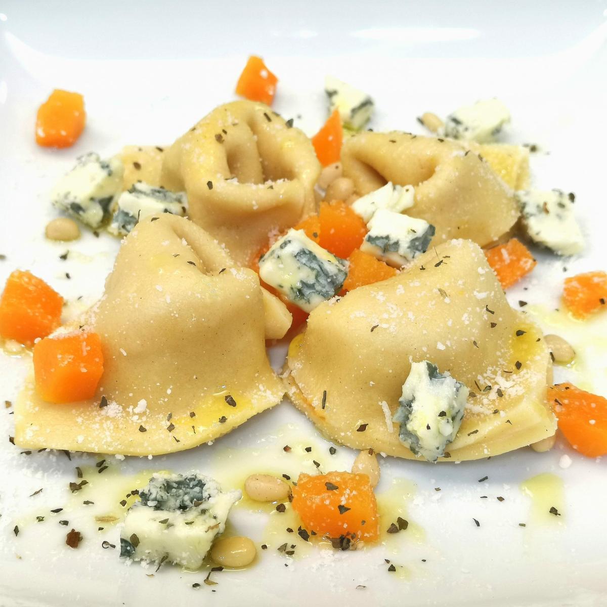 Imagen final de los tortellini de calabaza, queso azul y piñones