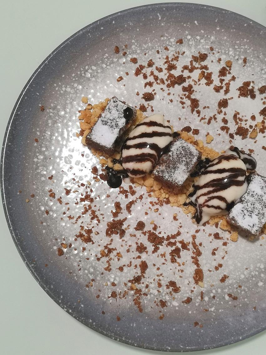 Brownie con avellanas y nueces