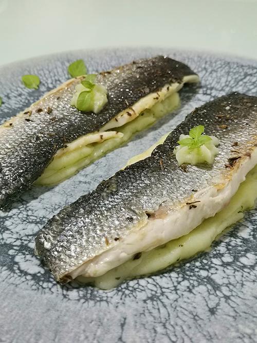 Lubina con parmentier de albahaca - Primer plano