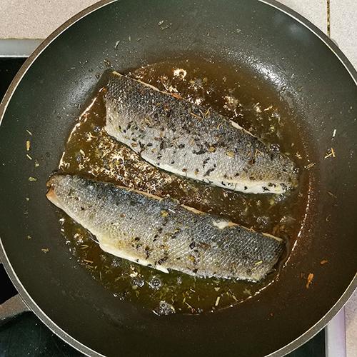 Lubina con parmentier de albahaca - Lubinas en la sartén