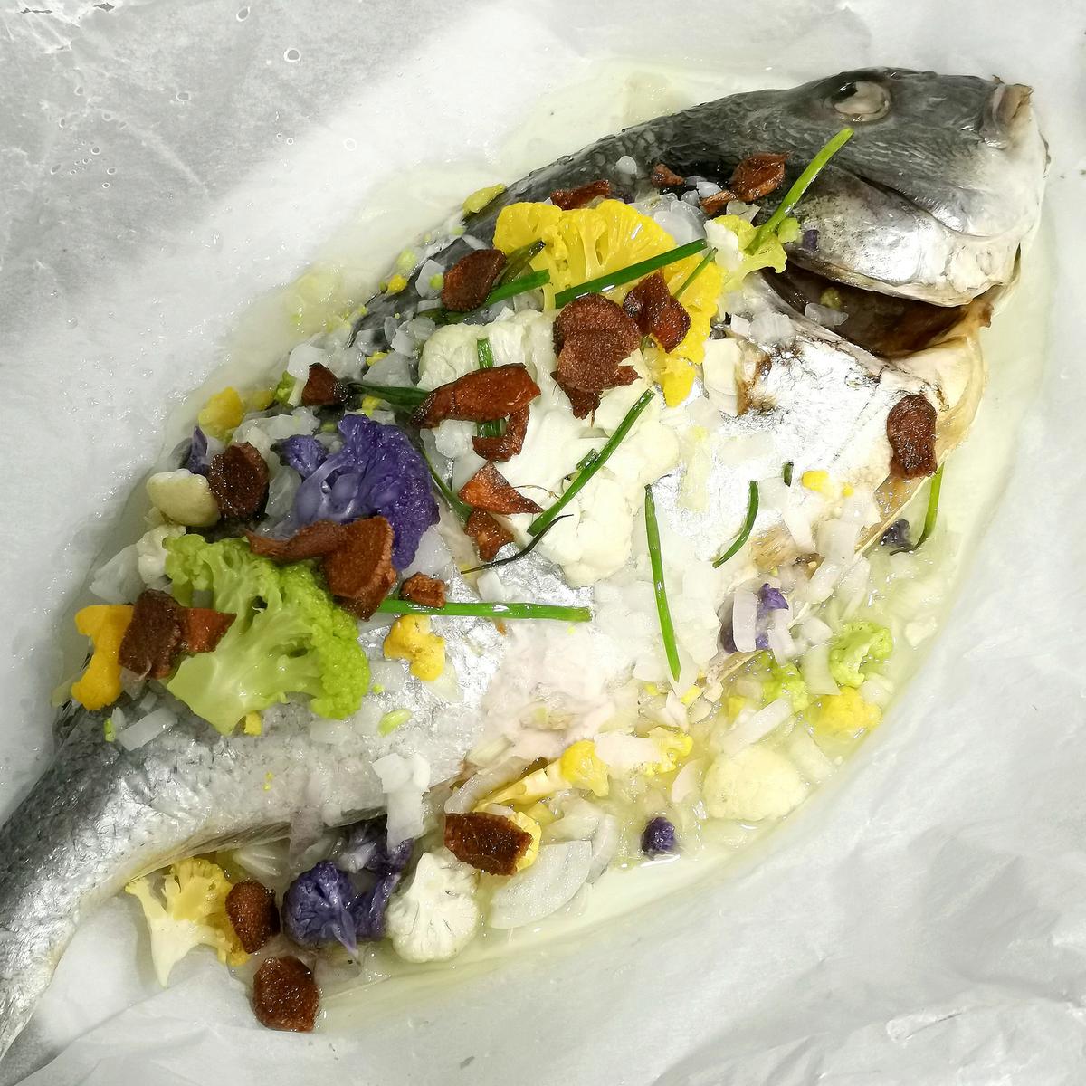 Dorada en papillote con coliflor y aceite de jengibre. Plano cenital