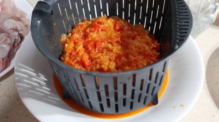 Ponemos el sofrito en el cestillo y reservamos