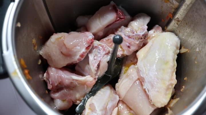 Ponemos el pollo en trozos y lo cocinamos