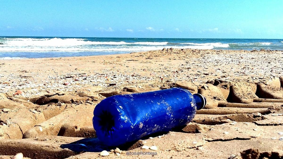 Árbol de Navidad con pinceladas de botellas de plástico PET