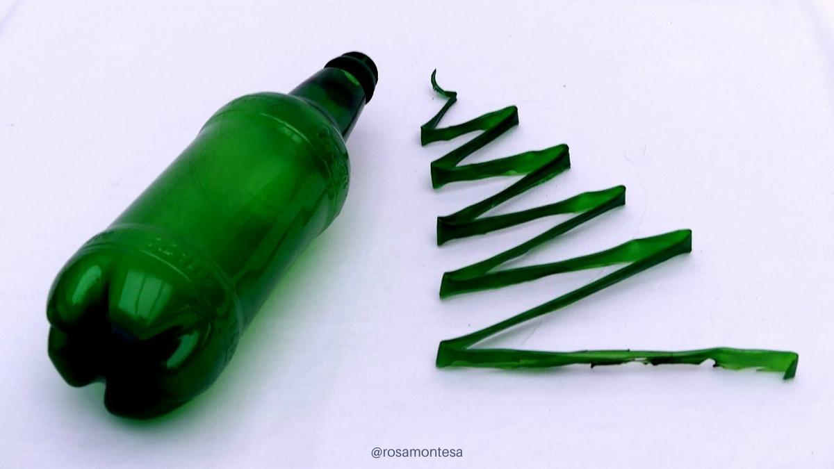 Árbol de Navidad con pinceladas de botellas de plástico PET