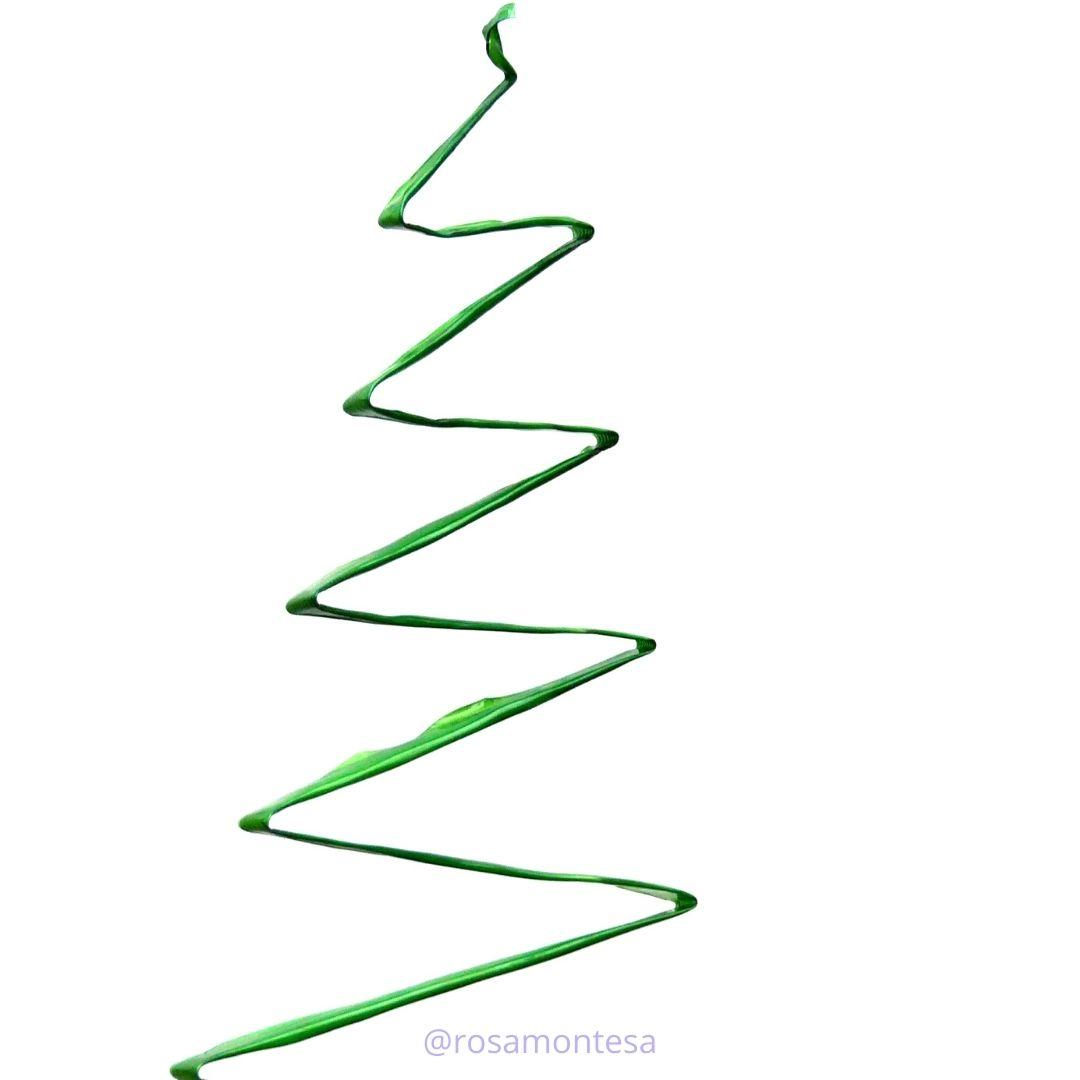 Árbol de Navidad con pinceladas de botellas de plástico PET