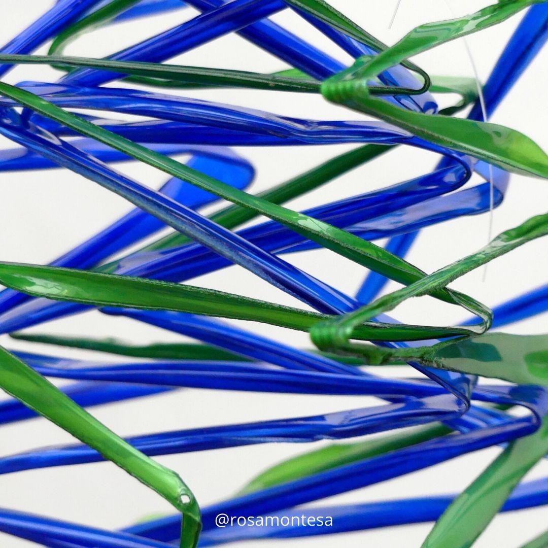 Árbol de Navidad con pinceladas de botellas de plástico PET