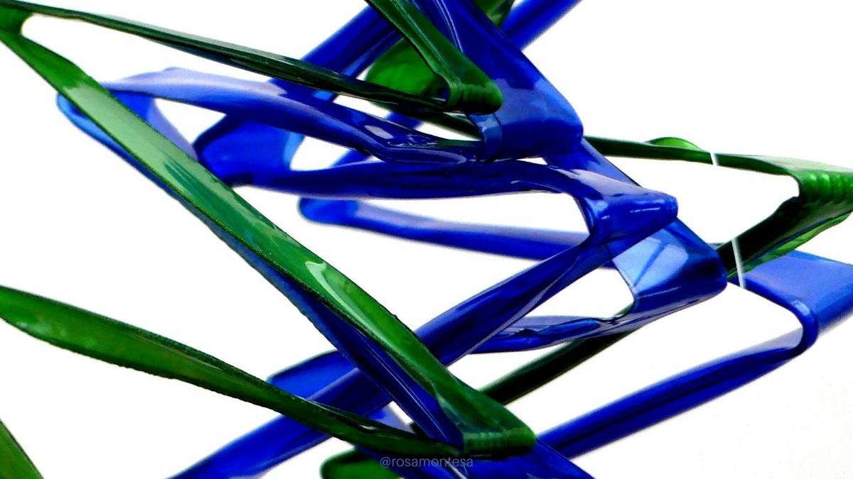 Árbol de Navidad con pinceladas de botellas de plástico PET