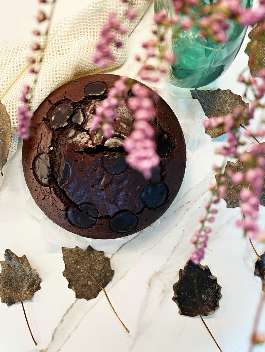 CÓMO HACER UN BIZCOCHO CASERO Y FÁCIL DE YOGUR, LECHE Y CHOCOLATE. Hola fooders !! Hoy os dejamos un bizcocho para todos los amantes del chocolate. Os va a sorprender el sabor, porque este bizcocho es esponjoso y extra jugoso. Así que hoy os dejamos una receta buenísima, con pocos ingredientes ! Esperamos que os guste nuestra receta de bizcocho de yogur, leche y chocolate.