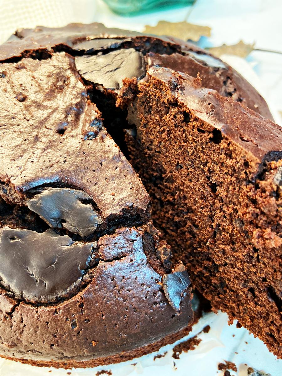 CÓMO HACER UN BIZCOCHO CASERO Y FÁCIL DE YOGUR, LECHE Y CHOCOLATE. Hola fooders !! Hoy os dejamos un bizcocho para todos los amantes del chocolate. Os va a sorprender el sabor, porque este bizcocho es esponjoso y extra jugoso. Así que hoy os dejamos una receta buenísima, con pocos ingredientes ! Esperamos que os guste nuestra receta de bizcocho de yogur, leche y chocolate.