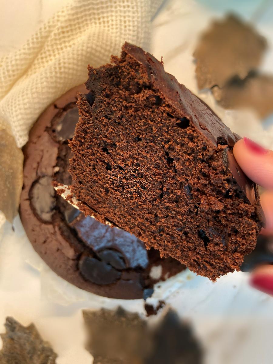 CÓMO HACER UN BIZCOCHO CASERO Y FÁCIL DE YOGUR, LECHE Y CHOCOLATE. Hola fooders !! Hoy os dejamos un bizcocho para todos los amantes del chocolate. Os va a sorprender el sabor, porque este bizcocho es esponjoso y extra jugoso. Así que hoy os dejamos una receta buenísima, con pocos ingredientes ! Esperamos que os guste nuestra receta de bizcocho de yogur, leche y chocolate.