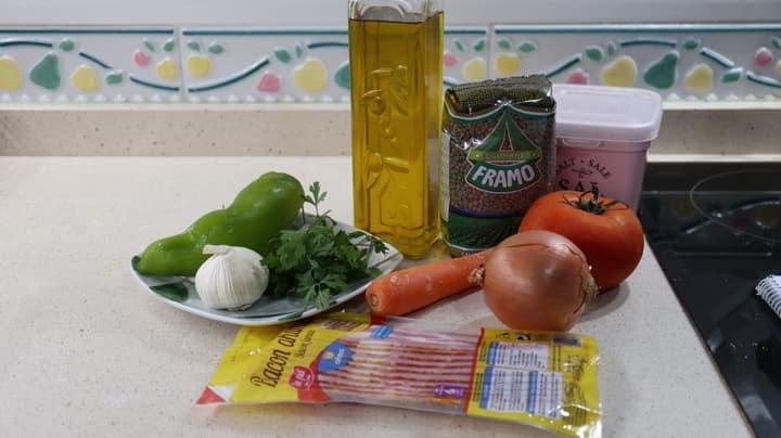 Los ingredientes para hacer lentejas con bacon caseras