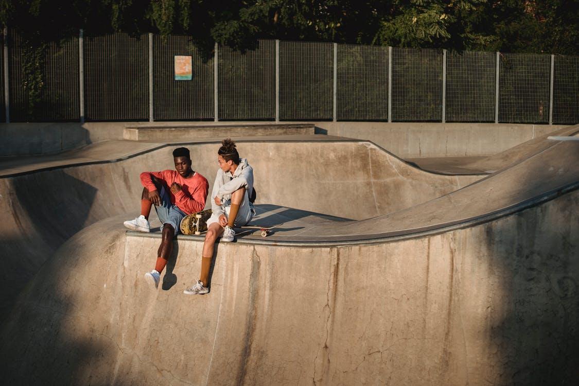 aprendiendo con el skate en un skatepark