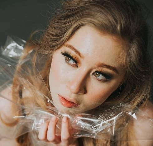 mujer con cabello seco y dañado