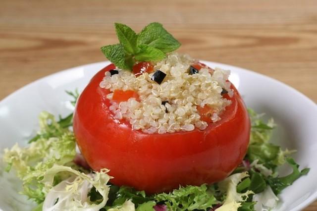 Tomates rellenos de quinoa. Recetas de aprovechamiento