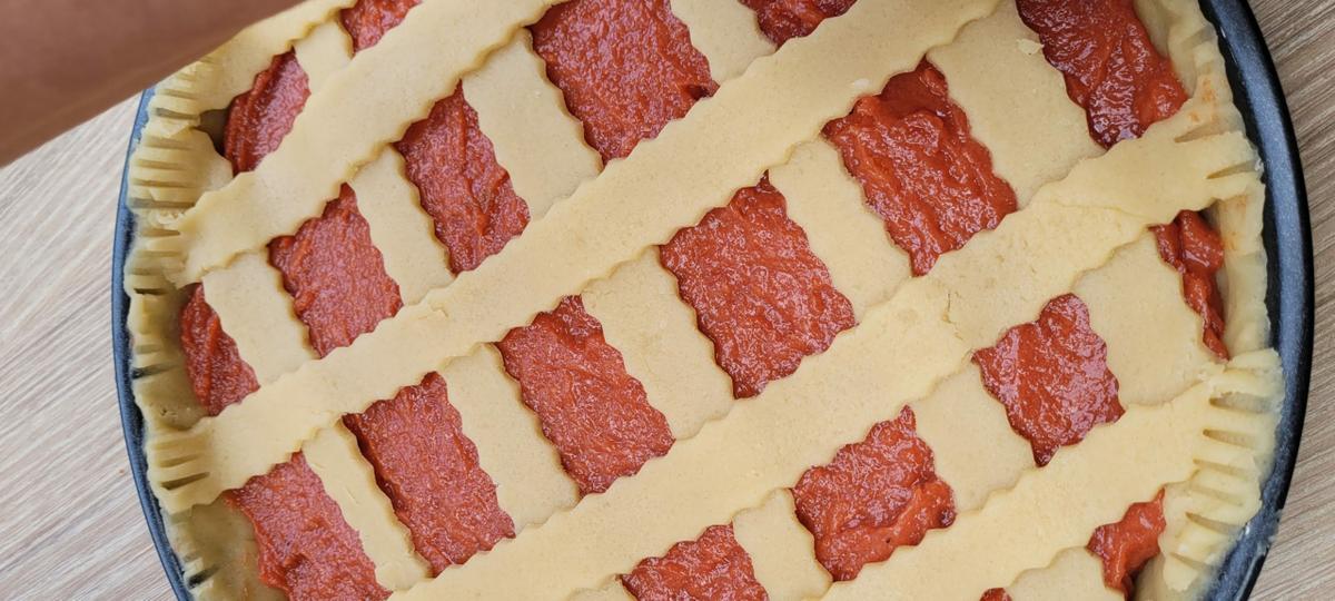 crostata rellena de dulce de membrillo