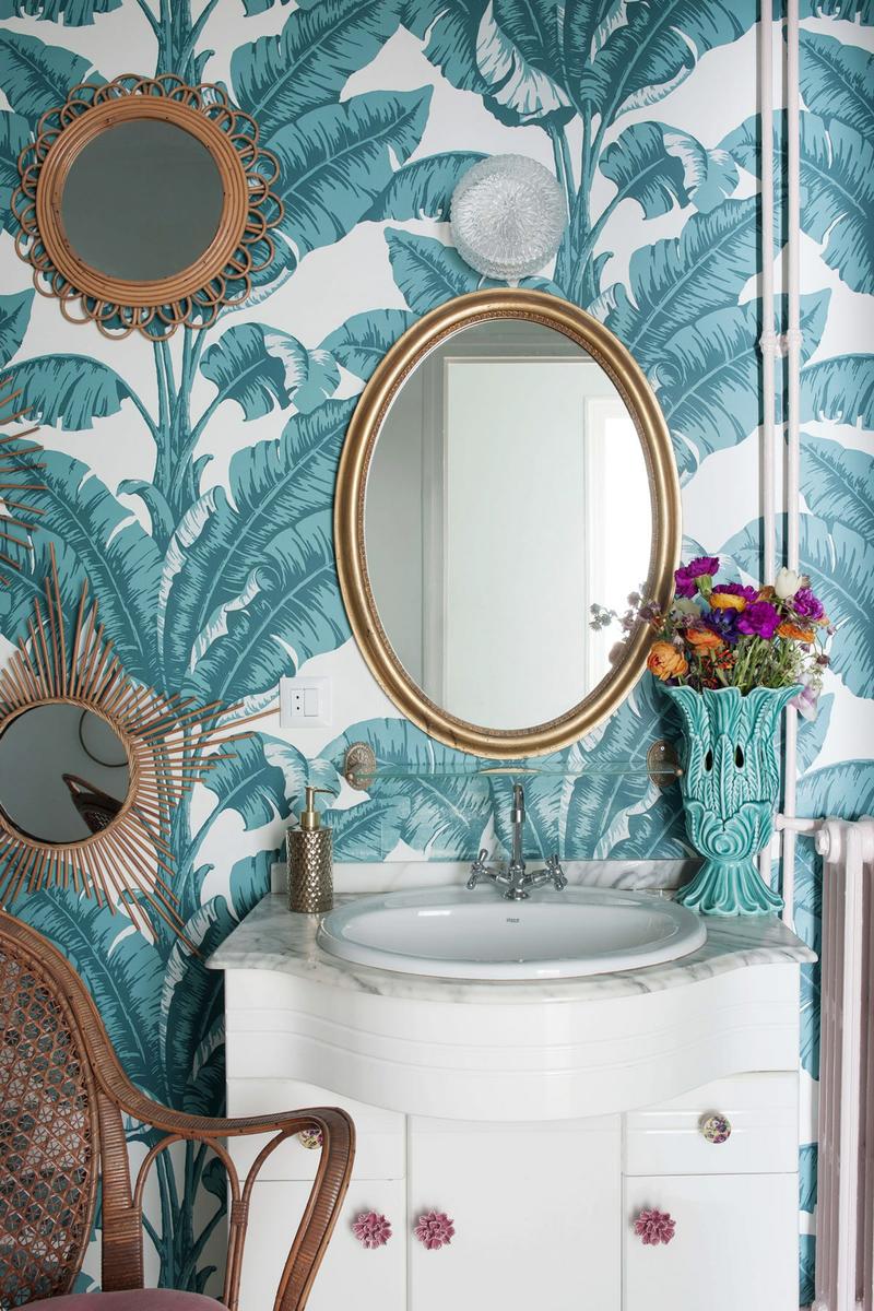 Composición de espejos en el baño