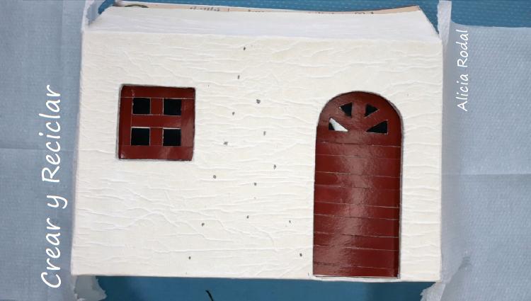 En este tutorial te enseño cómo hacer una linda casita de cartón, con árbol de Navidad y luces, como decoración navideña, para decorar cualquier rincón de tu hogar. Diy