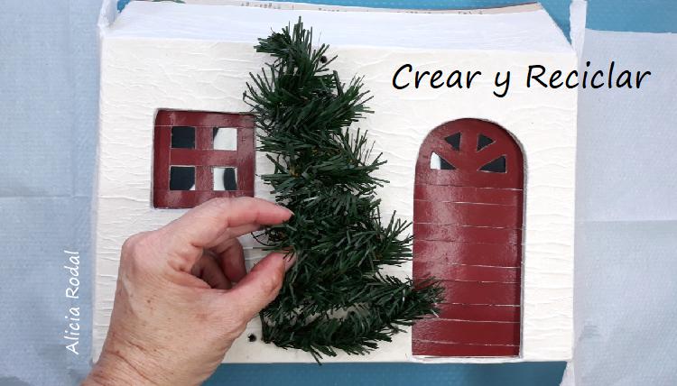 En este tutorial te enseño cómo hacer una linda casita de cartón, con árbol de Navidad y luces, como decoración navideña, para decorar cualquier rincón de tu hogar. Diy