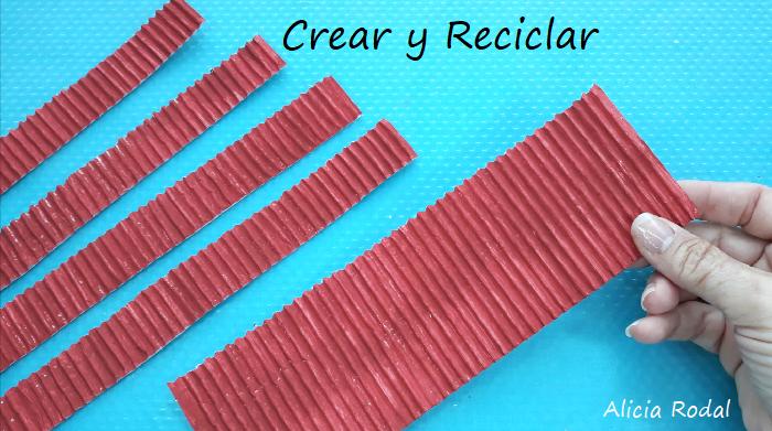 En este tutorial te enseño cómo hacer una linda casita de cartón, con árbol de Navidad y luces, como decoración navideña, para decorar cualquier rincón de tu hogar. Diy