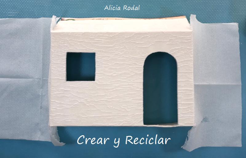 En este tutorial te enseño cómo hacer una linda casita de cartón, con árbol de Navidad y luces, como decoración navideña, para decorar cualquier rincón de tu hogar. Diy