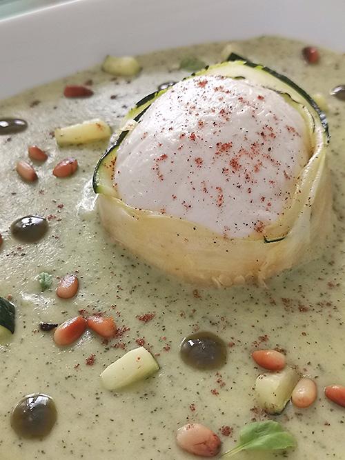 Crema de calabacín con mozzarella fresca - Primer plano