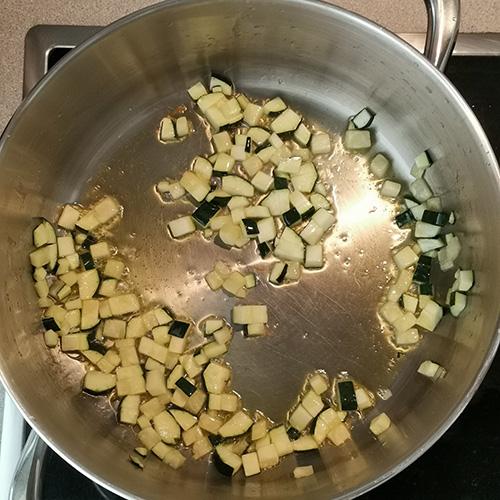 Crema de calabacín con mozzarella fresca - Trocitos de calabacín