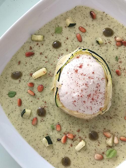 Crema de calabacín con mozzarella fresca - Plano cenital