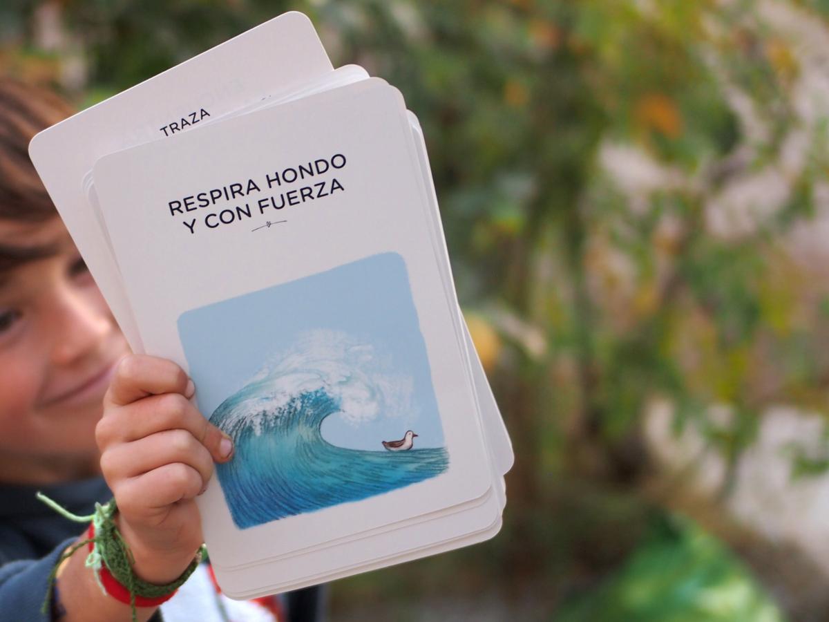 Niño sujetando una de las tarjetas