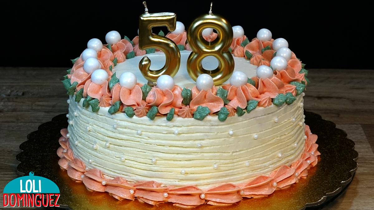 ESPECIAL TARTA DE CUMPLEAÑOS CON CREMA ARMIÑO. Este año he decidido hacer esta tarta para celebrar mi cumpleaños, es una tarta fácil aunque como todas las tartas de este tipo es algo entretenida, tiene un bizcocho genovés con almendra, húmedo y riquísimo, el relleno y la cobertura es de crema de mantequilla Armiño