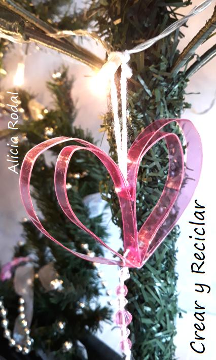 Ideas de manualidades fáciles para hacer hermosas decoraciones navideñas para tu casa, con botellas plásticas, fácil y sin gastar mucho dinero. En este tutorial te enseño 3 nuevas ideas para hacer adornos o figuras, decorar tu árbol de Navidad. Diy