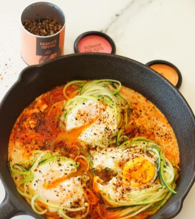 Nidos de calabacín con huevos