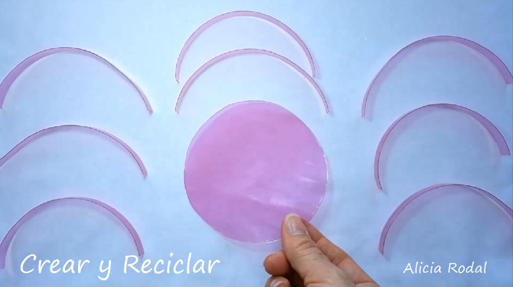 Decoración navideña con botella de plástico Parte 5. En este tutorial te enseño una idea de manualidades fáciles para hacer hermosos adornos, guirnaldas o figuras decorativas, para decorar tu árbol de Navidad. Diy. Ideas de decoraciones navideñas para tu casa, con botellas plásticas, fáciles de hacer y sin gastar mucho dinero.