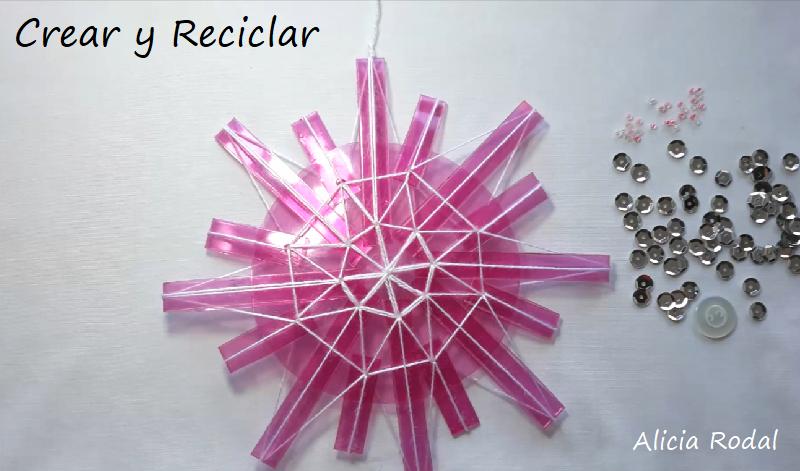 Decoración navideña con botella de plástico Parte 5. En este tutorial te enseño una idea de manualidades fáciles para hacer hermosos adornos, guirnaldas o figuras decorativas, para decorar tu árbol de Navidad. Diy. Ideas de decoraciones navideñas para tu casa, con botellas plásticas, fáciles de hacer y sin gastar mucho dinero.