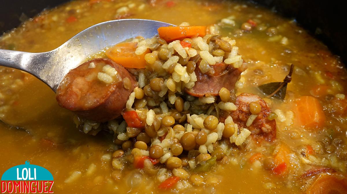 LENTEJAS CON ARROZ, UNA RECETA SALUDABLE Y DELICIOSA. Esta receta sin el chorizo es una receta vegetariana y vegana, pero sobre todo es muy rica y saludable además de ser una comida completa