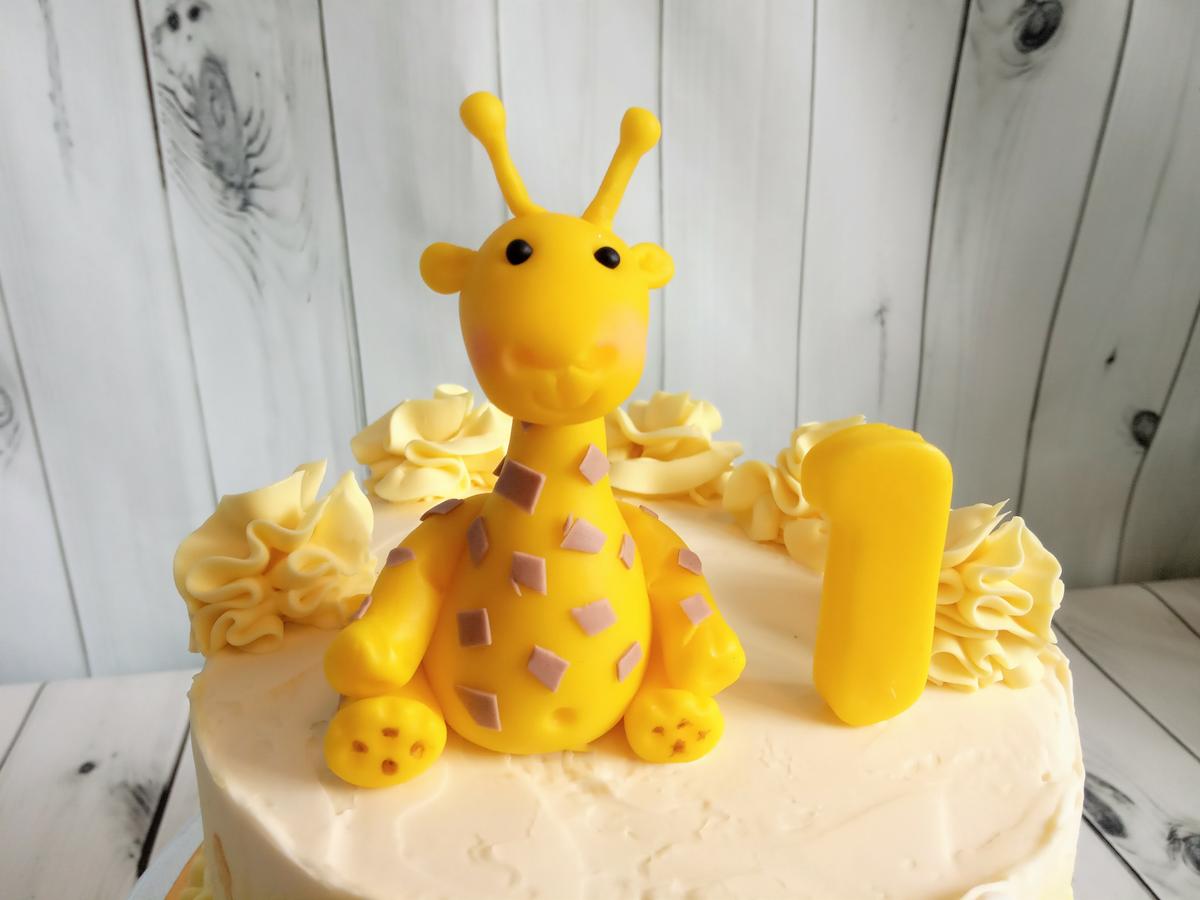 Jirafa bebé modelada en fondant