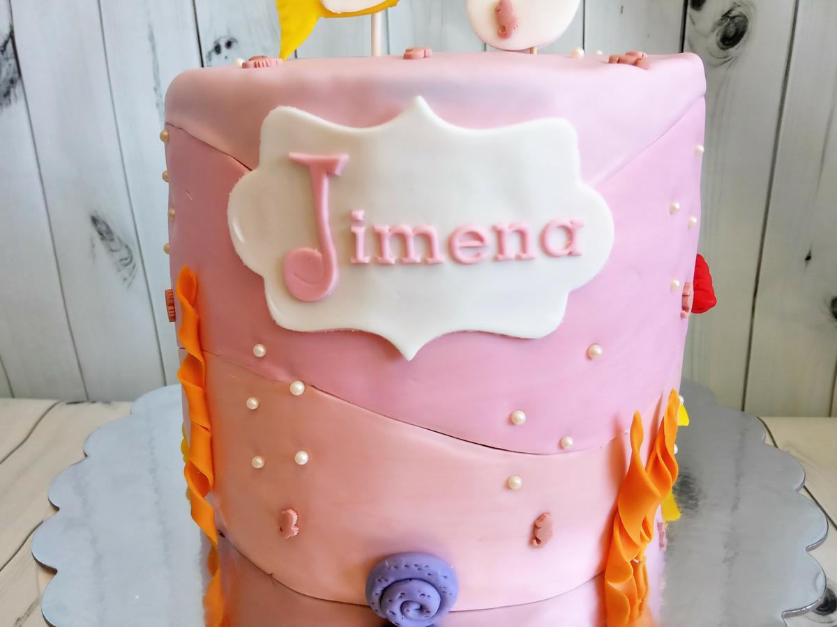 Vista lateral tarta baby shark