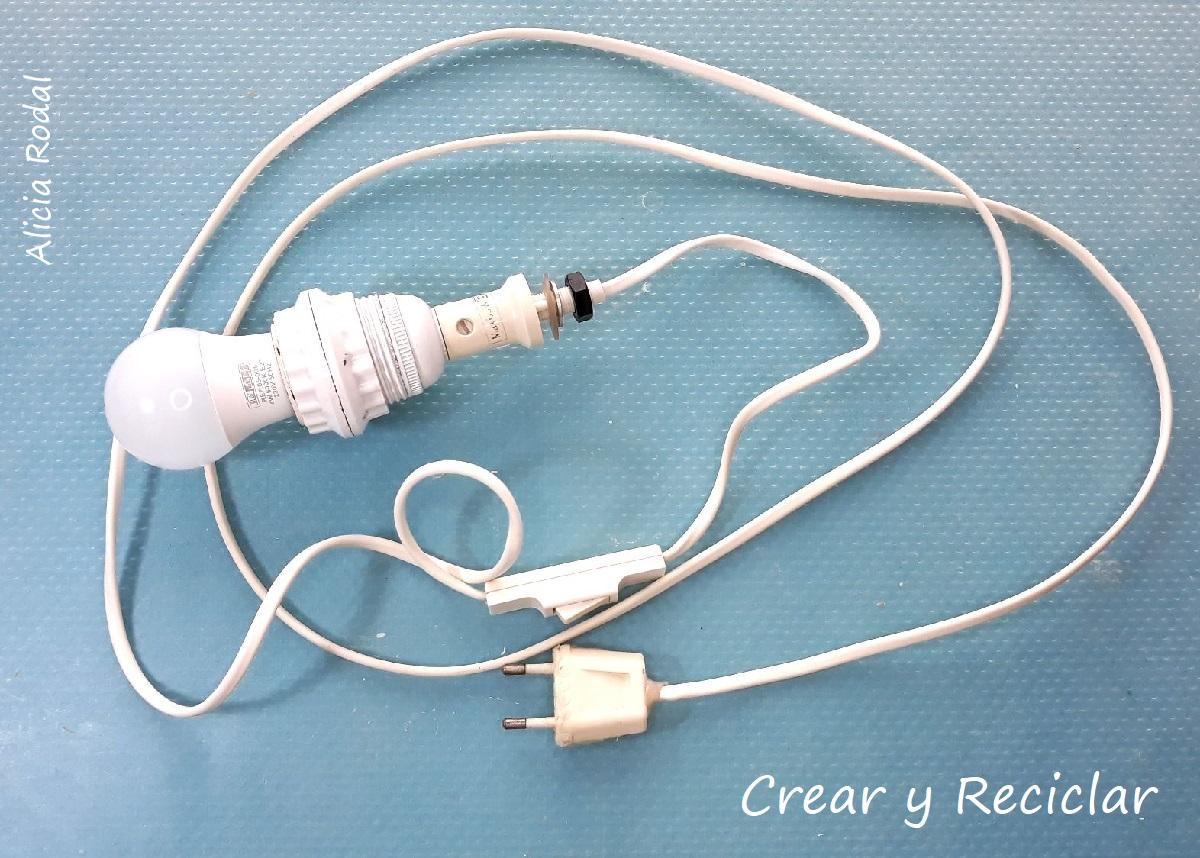 En este tutorial te quiero enseñar cómo hacer una lámpara de cartón para tu escritorio o mesa de trabajo o estudio. Lo mejor de todo es que lo puedes hacer tan sólo utilizando materiales reciclados que tengas en casa. Diy