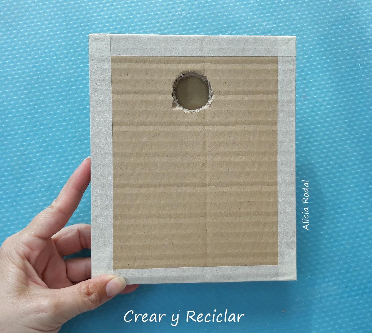 En este tutorial te quiero enseñar cómo hacer una lámpara de cartón para tu escritorio o mesa de trabajo o estudio. Lo mejor de todo es que lo puedes hacer tan sólo utilizando materiales reciclados que tengas en casa. Diy