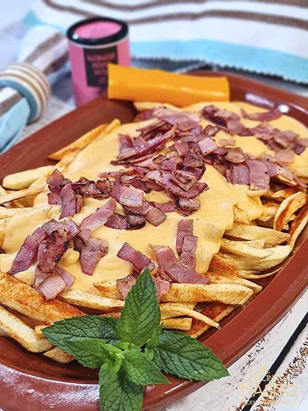 patatas fritas con salsa de queso