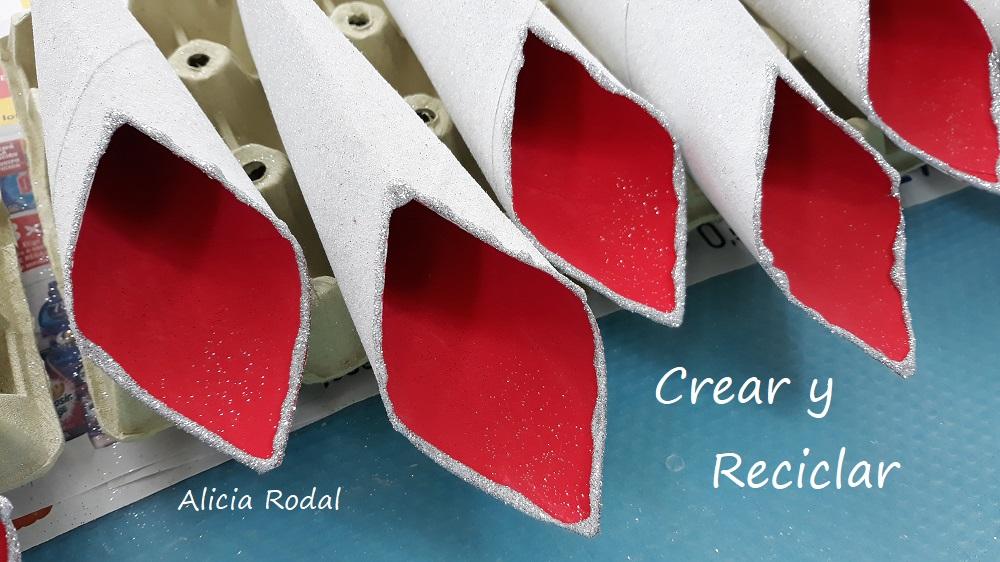 En este tutorial te enseño una idea o diseño con dos posibles funciones, lo podemos usar como centro de mesa para la decoración de la cena de Navidad, como decoración de una mesa en la entrada, recibidor, pasillo o salón, o como corona para decorar la puerta de entrada de nuestro hogar o también lo podemos colgar en la pared de nuestro salón.