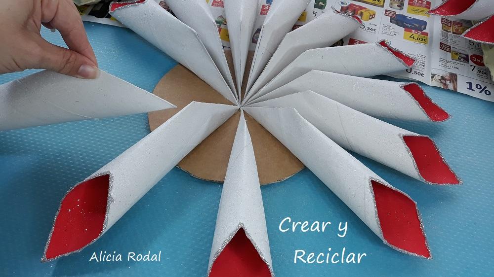 En este tutorial te enseño una idea o diseño con dos posibles funciones, lo podemos usar como centro de mesa para la decoración de la cena de Navidad, como decoración de una mesa en la entrada, recibidor, pasillo o salón, o como corona para decorar la puerta de entrada de nuestro hogar o también lo podemos colgar en la pared de nuestro salón.