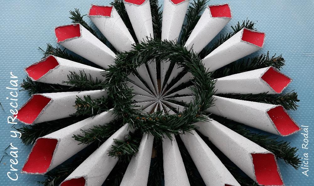 En este tutorial te enseño una idea o diseño con dos posibles funciones, lo podemos usar como centro de mesa para la decoración de la cena de Navidad, como decoración de una mesa en la entrada, recibidor, pasillo o salón, o como corona para decorar la puerta de entrada de nuestro hogar o también lo podemos colgar en la pared de nuestro salón.
