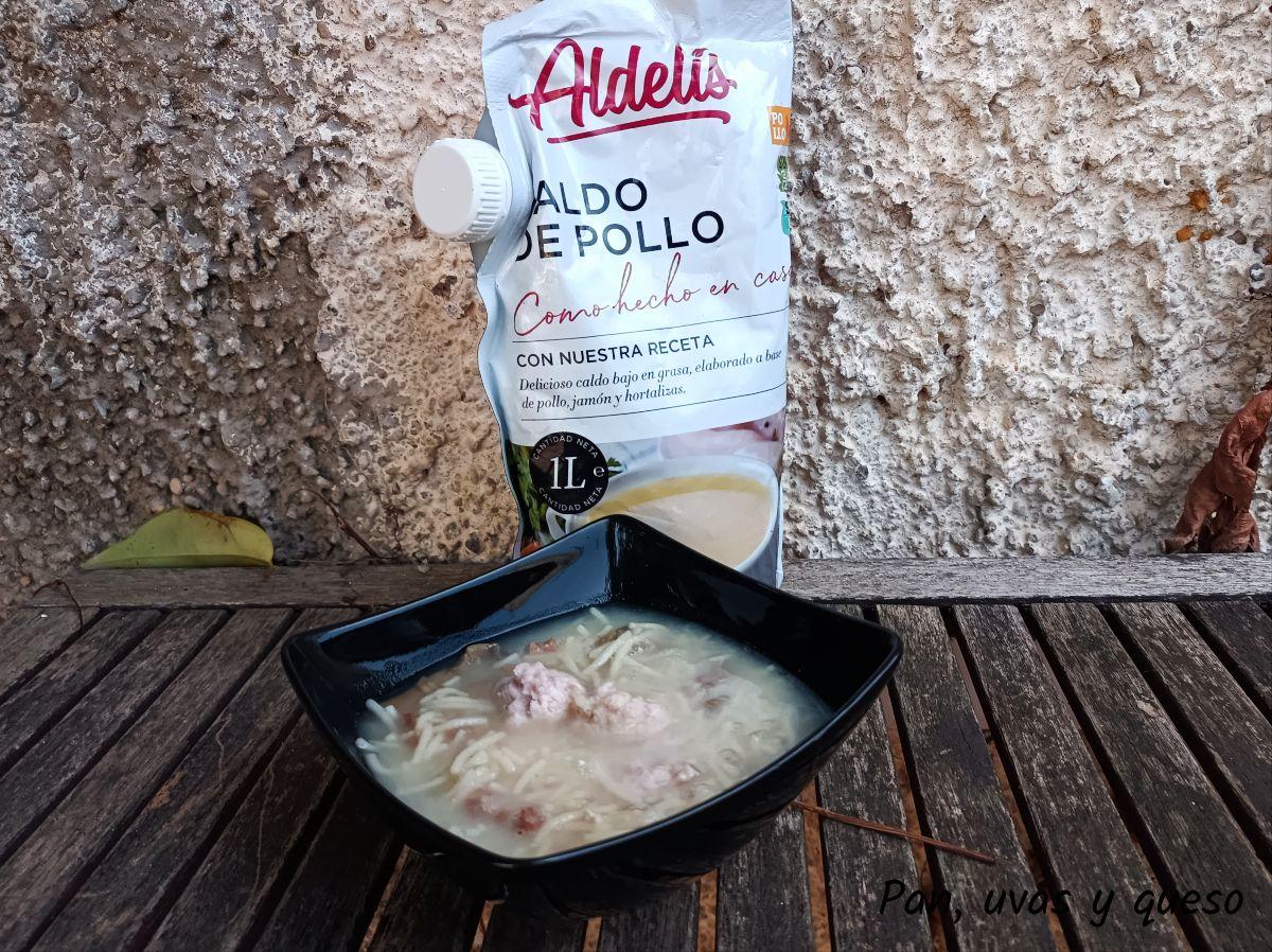 sopa de albondigas - pan uvas y queso