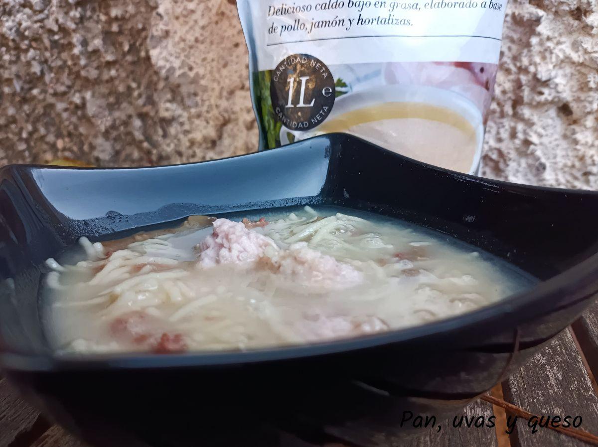 sopa de albondigas - pan uvas y queso