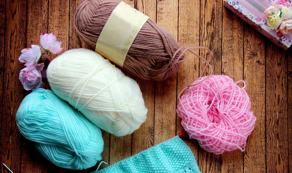 Si te apasionan las manualidades, eres amante del hilo, la aguja y el croché o ganchillo, te vas a enamorar de las ideas que te muestro en este tutorial. Son manualidades de decoraciones navideñas con las que podemos adornar nuestro árbol de Navidad, un centro de mesa o cualquier rincón de nuestra casa.