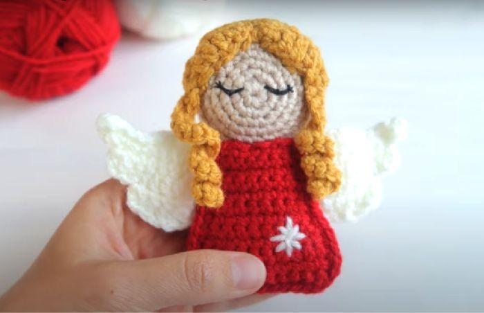 Si te apasionan las manualidades, eres amante del hilo, la aguja y el croché o ganchillo, te vas a enamorar de las ideas que te muestro en este tutorial. Son manualidades de decoraciones navideñas con las que podemos adornar nuestro árbol de Navidad, un centro de mesa o cualquier rincón de nuestra casa.