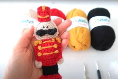 Si te apasionan las manualidades, eres amante del hilo, la aguja y el croché o ganchillo, te vas a enamorar de las ideas que te muestro en este tutorial. Son manualidades de decoraciones navideñas con las que podemos adornar nuestro árbol de Navidad, un centro de mesa o cualquier rincón de nuestra casa.