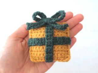 Si te apasionan las manualidades, eres amante del hilo, la aguja y el croché o ganchillo, te vas a enamorar de las ideas que te muestro en este tutorial. Son manualidades de decoraciones navideñas con las que podemos adornar nuestro árbol de Navidad, un centro de mesa o cualquier rincón de nuestra casa.